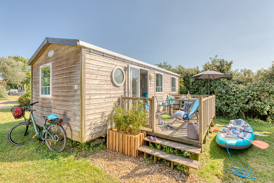 Azur mobiele woningverhuur met terras in Zuid-Finistère op de camping Pors Perón, camping in Bretagne