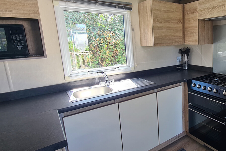 Keuken van de Corail mobiele woning te huur op de camping Pors Perón, camping in het zuiden van Finistère