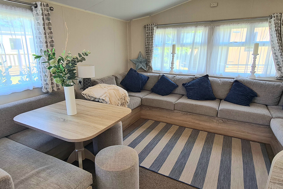 Loungegebied van de Corail mobiele woning te huur op de camping van Pors Perón, camping in Bretagne