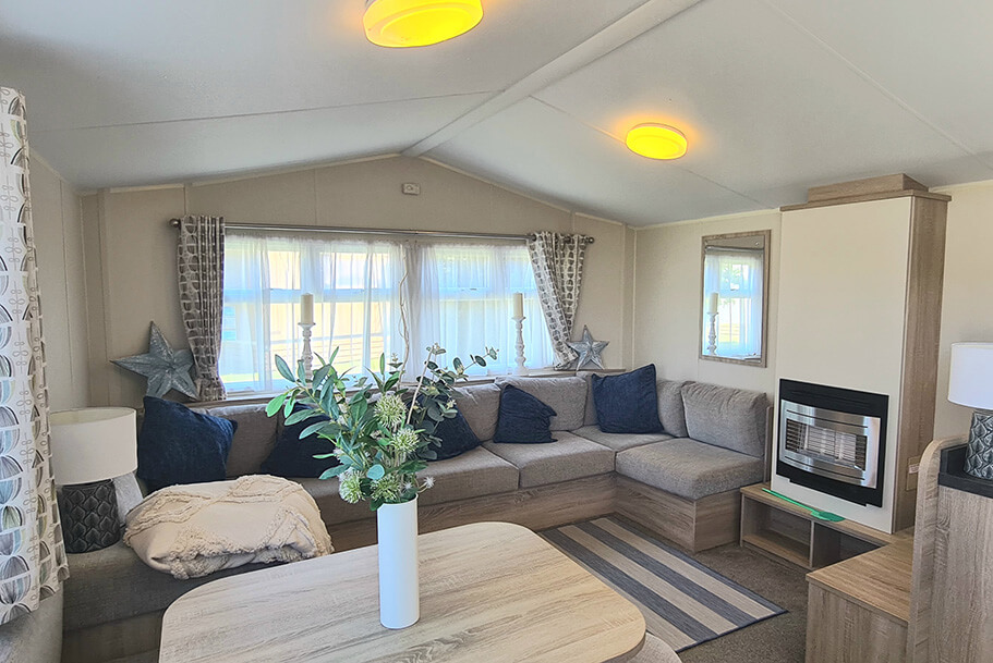 Loungegebied van de Corail-mobiele woning te huur op de camping Pors Perón, camping in het zuiden van Finistère