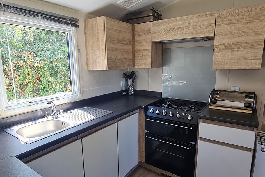 Keuken van de Corail mobiele woning te huur op de Pors Perón-camping, camping in Bretagne