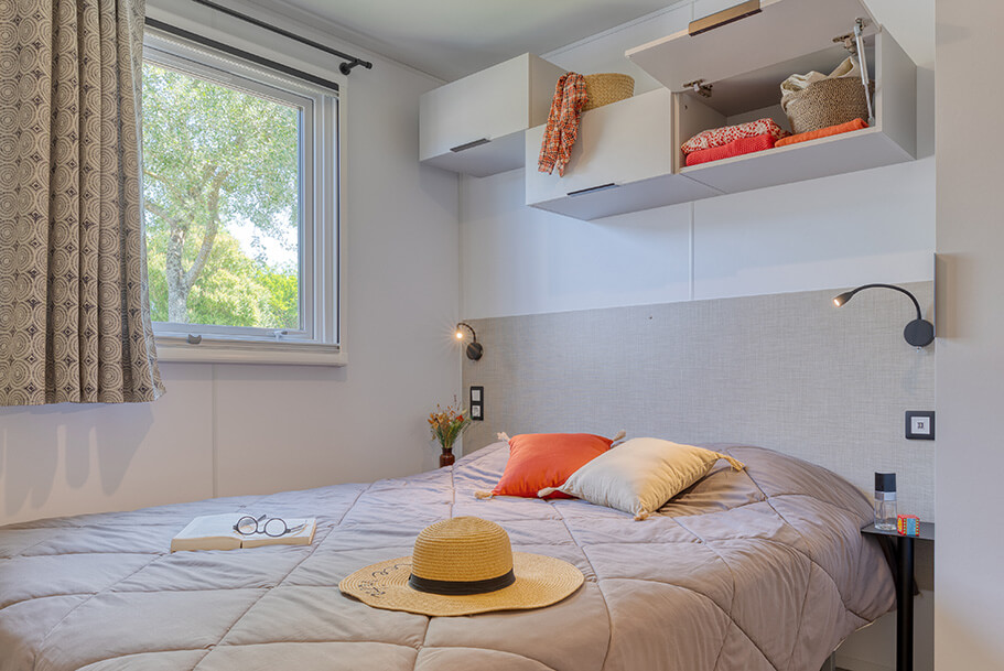 Kamer met 1 tweepersoonsbed van de Grand Large stacaravan te huur op de camping Pors Perón, camping in het zuiden van Finistère