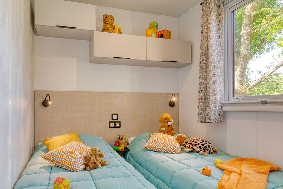 Kinderkamer met 2 eenpersoonsbedden in de Grand Large stacaravan te huur op de Pors Perón-camping, camping in Bretagne