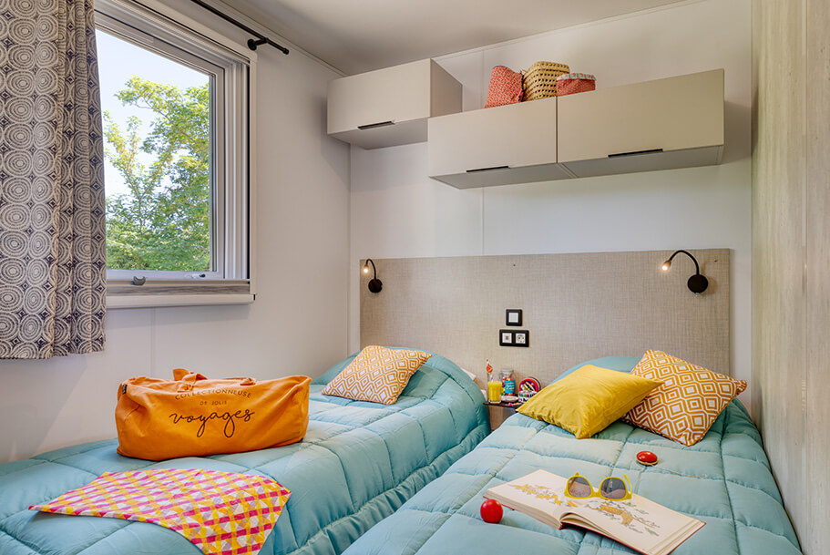 Kamer met 2 eenpersoonsbedden in de Grand Large stacaravan te huur op de camping Pors Perón, camping in het zuiden van Finistère