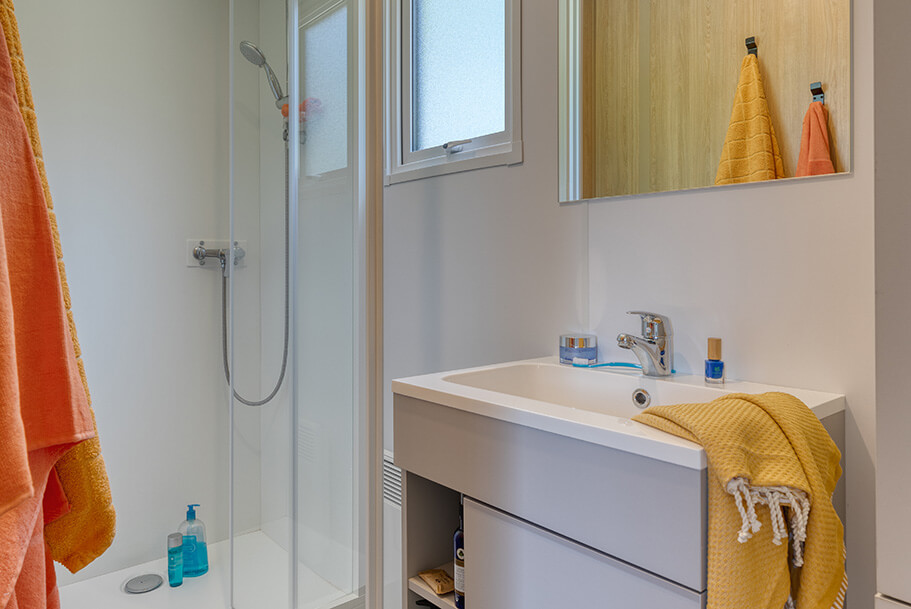 Badkamer van de Grand Large stacaravan te huur op de Pors Perón-camping, camping in Bretagne