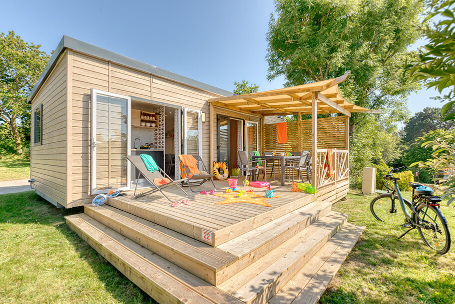 Grand Large mobiele woningverhuur met terras in Zuid-Finistère op de camping Pors Perón, camping in Bretagne
