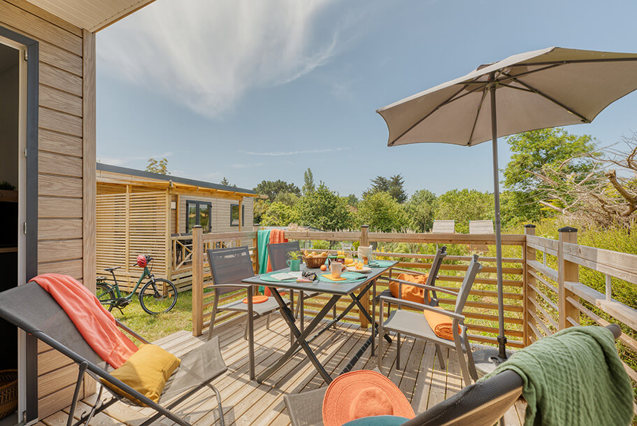 Pacific stacaravanverhuur met terras in South Finistère op de Pors Perón-camping, camping in Bretagne