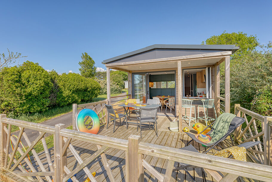 Terras van de Zonneschijn stacaravan te huur op de Pors Perón-camping, camping in het zuiden van Finistère