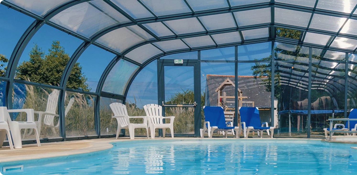 Piscine couverte et chauffée du camping Pors Peron en Bretagne