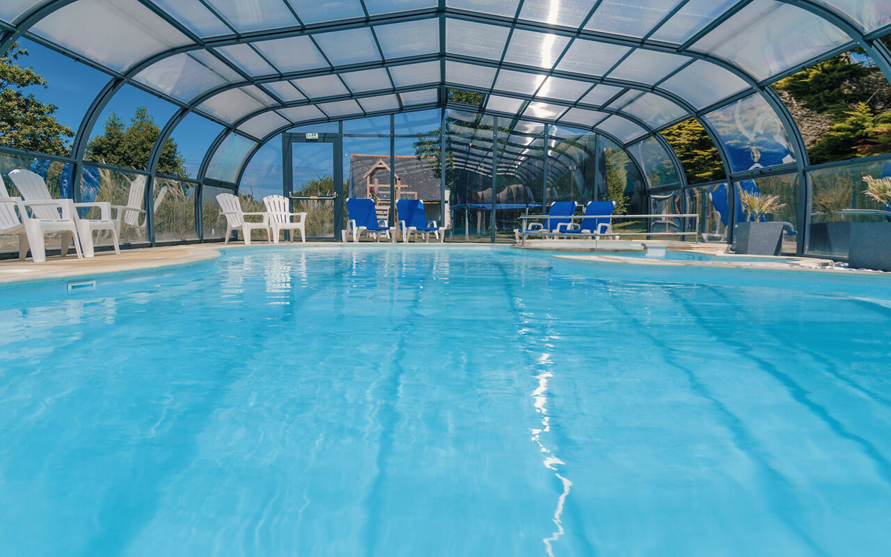 Piscine couverte chauffée du camping 3 étoiles Pors Peron en Bretagne dans le Finistère sud