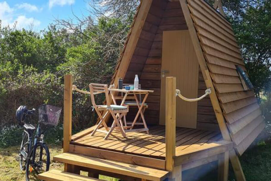 Terrasse des Rando-Cabane, Unterkunft für Wanderer in der Bretagne auf dem Campingplatz Pors Perón, Campingplatz im südlichen Finistère