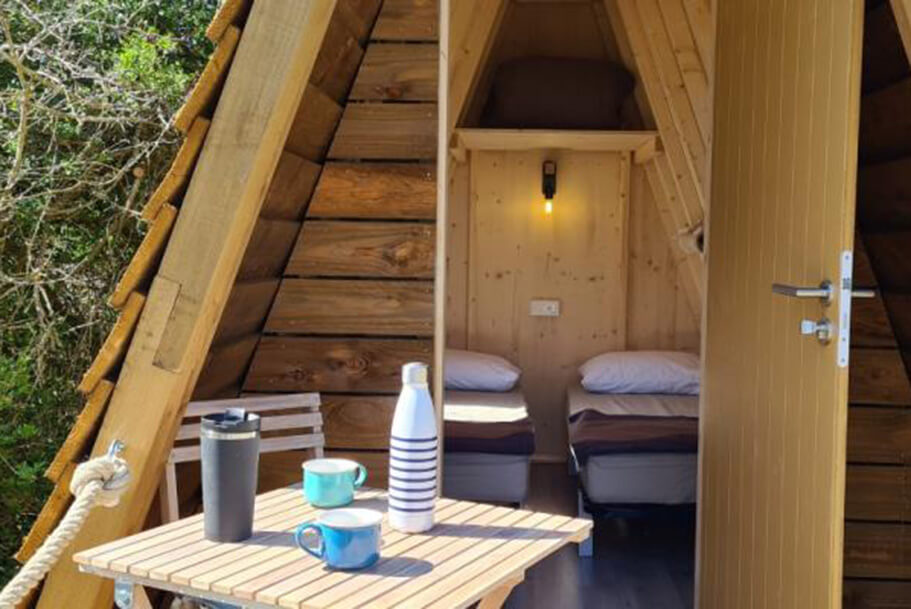 Terrasse und Schlafbereich der Wanderhütte, Unterkunft für Wanderer in der Bretagne auf dem Campingplatz Pors Perón, Campingplatz im südlichen Finistère