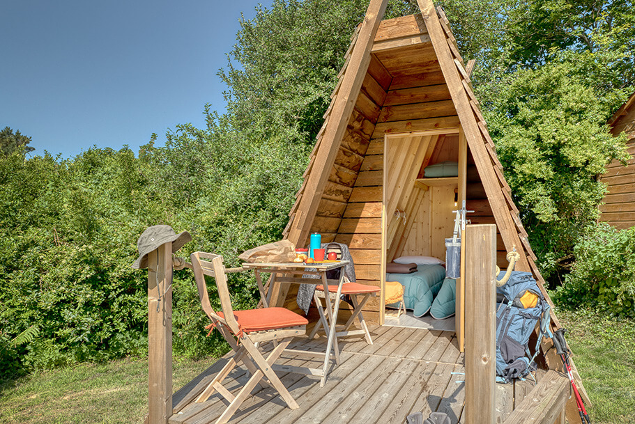 Terrasse des Rando-Cabane, Unterkunft für Wanderer in der Bretagne auf dem Campingplatz Pors Perón, Campingplatz im südlichen Finistère