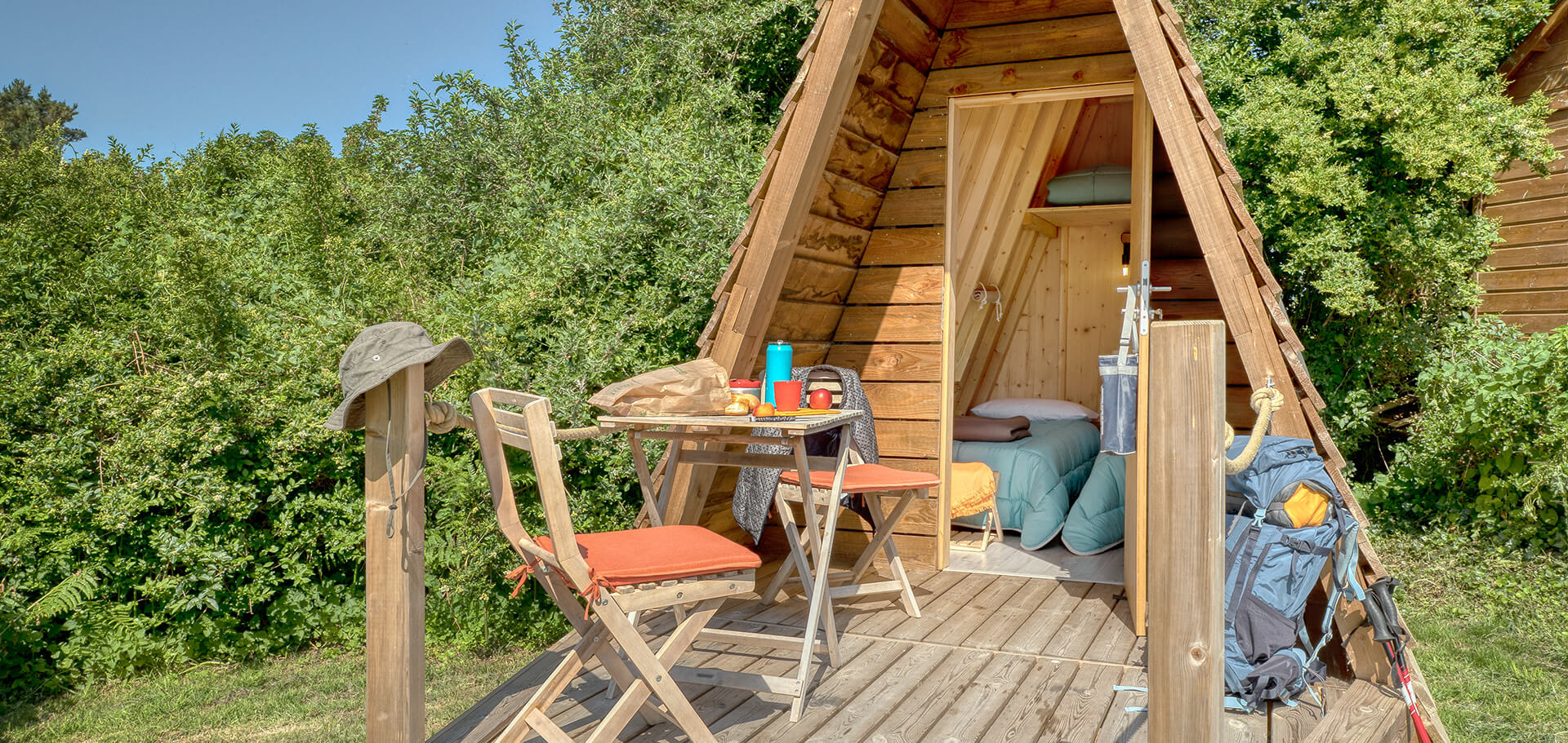Terrasse der Unterkünfte für Wanderer zur Miete auf dem Campingplatz Pors Perón, Campingplatz in der Bretagne