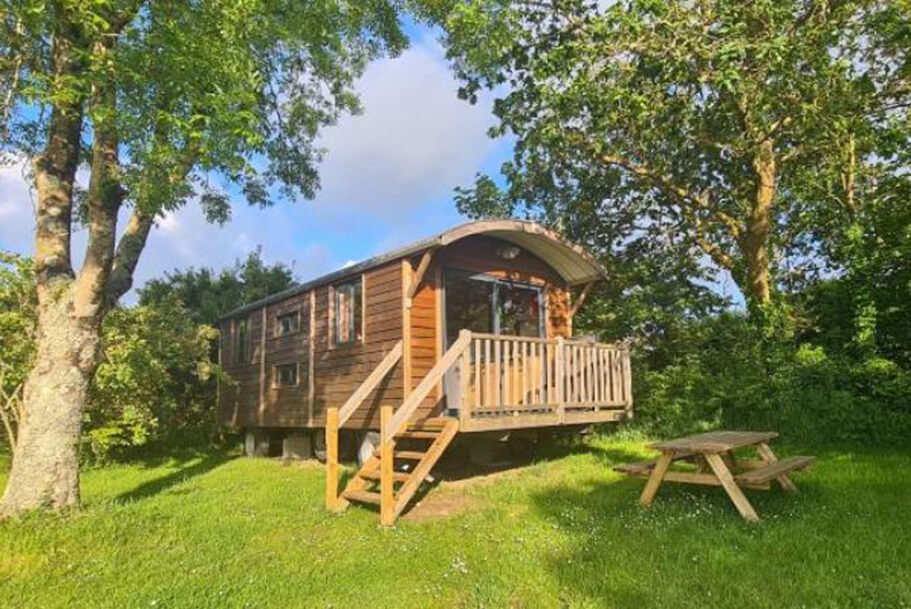 Blick auf den Wohnwagen der Reisenden, Unterkunft für Wanderer in der Bretagne zur Miete auf dem Campingplatz Pors Perón