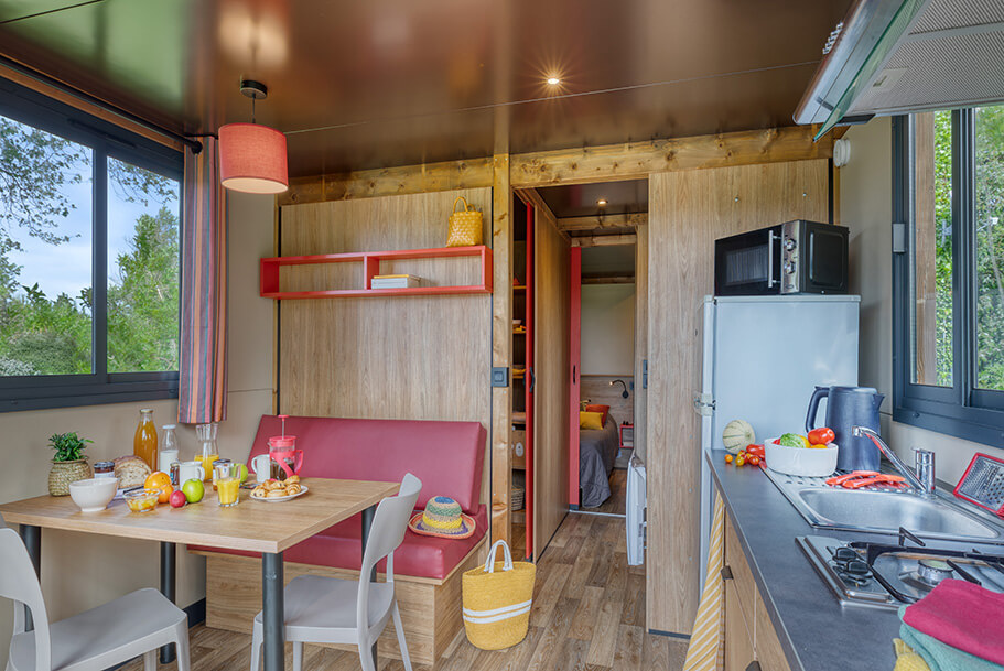 Küche und Speisesaal des Wohnwagens des Reisenden, ungewöhnliche Unterkunft in der Bretagne zur Miete auf dem Campingplatz Pors Perón