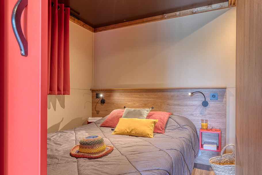 Zimmer mit Doppelbett des Reisendenwohnwagens, Unterkunft für Wanderer in der Bretagne zur Miete auf dem Campingplatz Pors Perón