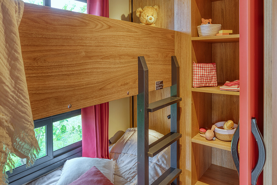 Zimmer mit Ausziehbett vom Wohnwagen der Reisenden, Unterkunft für Wanderer in der Bretagne zur Miete auf dem Campingplatz Pors Perón