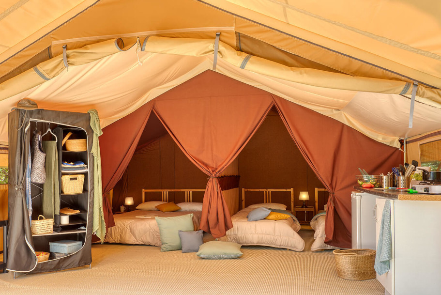 Zimmer des Lodge-Safari-Zeltes, Unterkunft für Wanderer in der Bretagne auf dem Campingplatz Pors Perón, Campingplatz im südlichen Finistère