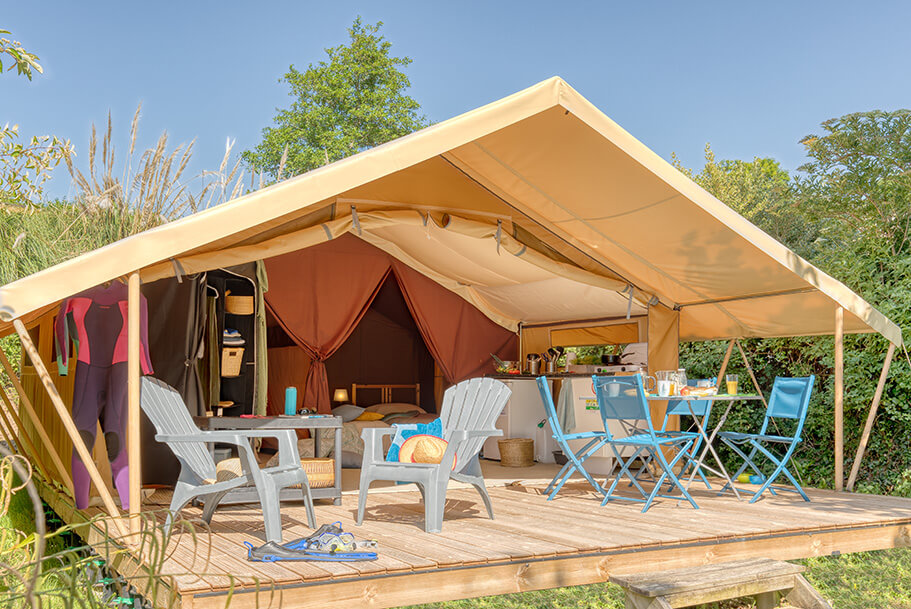 Terrasse des Lodge-Safarizeltes, Unterkunft für Wanderer in der Bretagne auf dem Campingplatz Pors Perón, Campingplatz in der Bretagne